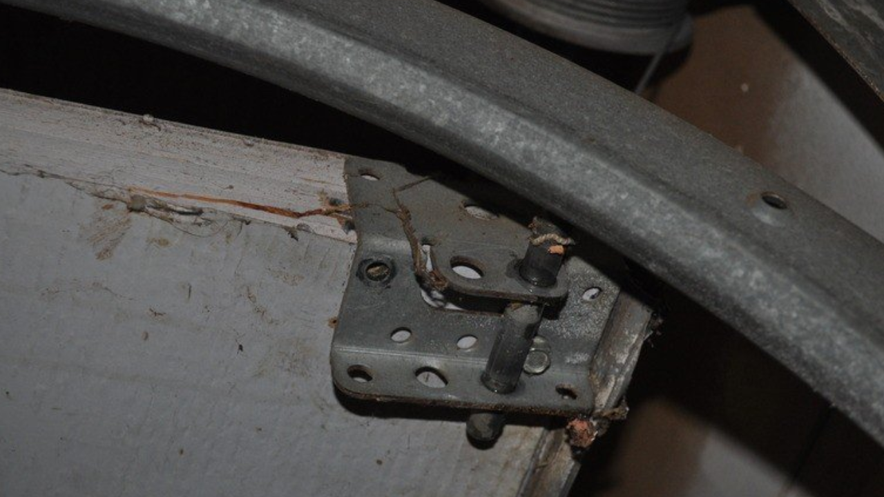 What Are The Advantages Of Garage Gate Hinges?